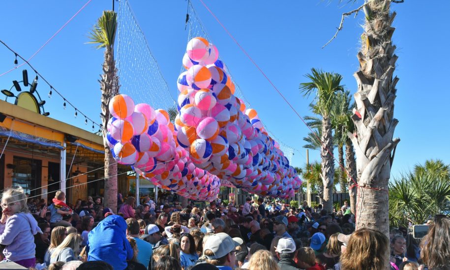 kids-ring-in-2020-at-lulu’s-noon-year’s-eve-beach-ball-drop