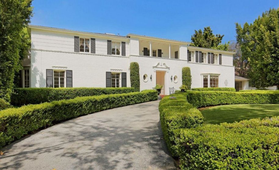 photos:-look-inside-ronald-reagan’s-home-for-sale-in-los-angeles
