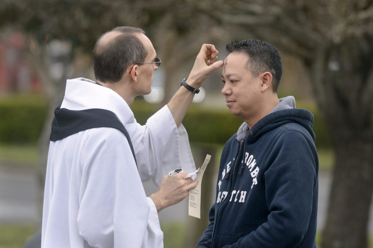 local-church’s-‘ashes-to-go’-ceremony-offers-blessing-for-busy-parishioners