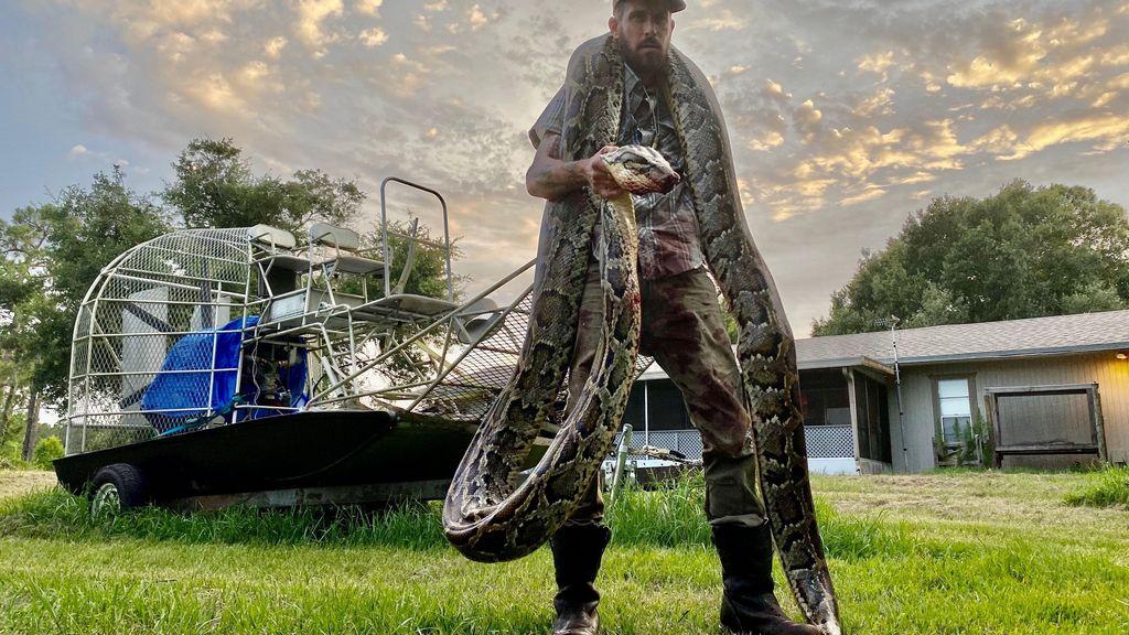 python-hunter-alone-in-florida-everglades-suffers-bloody-bite,-brings-home-17-foot-snake